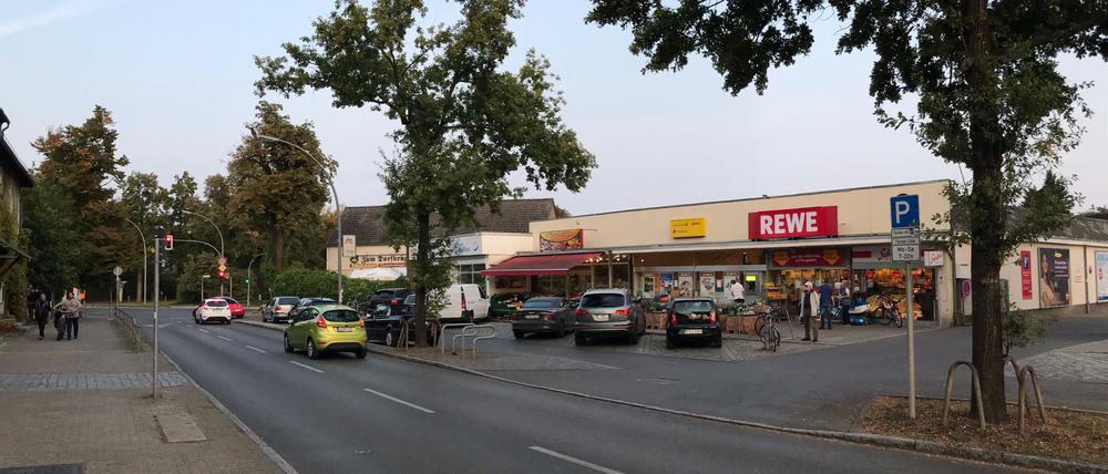 Das Zentrum von Berlin-Kladow mit Dorfplatz, Kirche, Supermarkt BVG-Haltestellen.