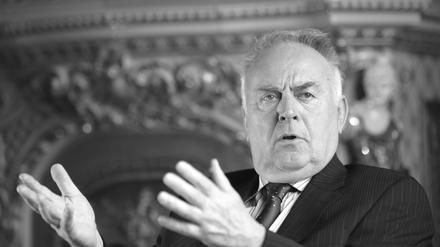 Der ehemalige Ministerpräsident des Landes Sachsen-Anhalt, Wolfgang Böhmer (CDU), spricht im Kaminzimmer der Staatskanzlei in Magdeburg (Archivbild).
