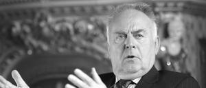 Der ehemalige Ministerpräsident des Landes Sachsen-Anhalt, Wolfgang Böhmer (CDU), spricht im Kaminzimmer der Staatskanzlei in Magdeburg (Archivbild).