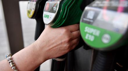 Tanken ist noch immer teurer als vor der Eskalation in Nahost - dabei ist der Ölpreis wieder gefallen.