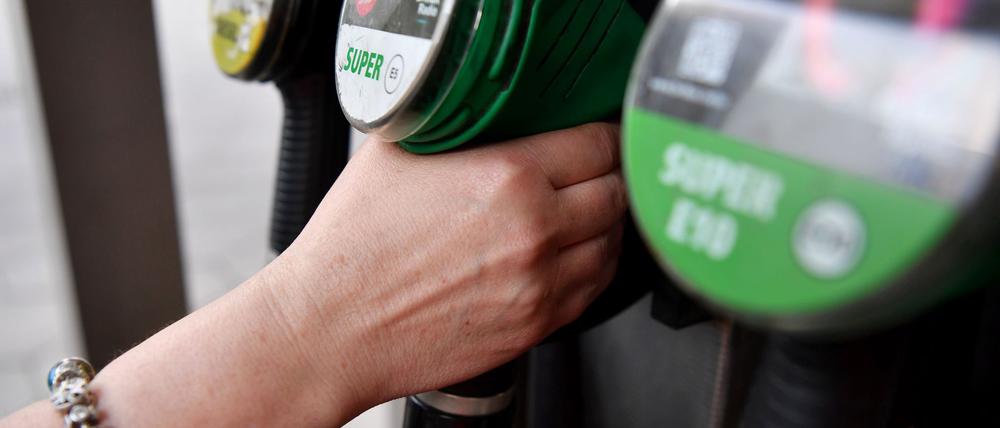 Tanken ist noch immer teurer als vor der Eskalation in Nahost - dabei ist der Ölpreis wieder gefallen.