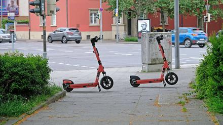 Rücksichtslos abgestellte E-Scooter in Aachen. 