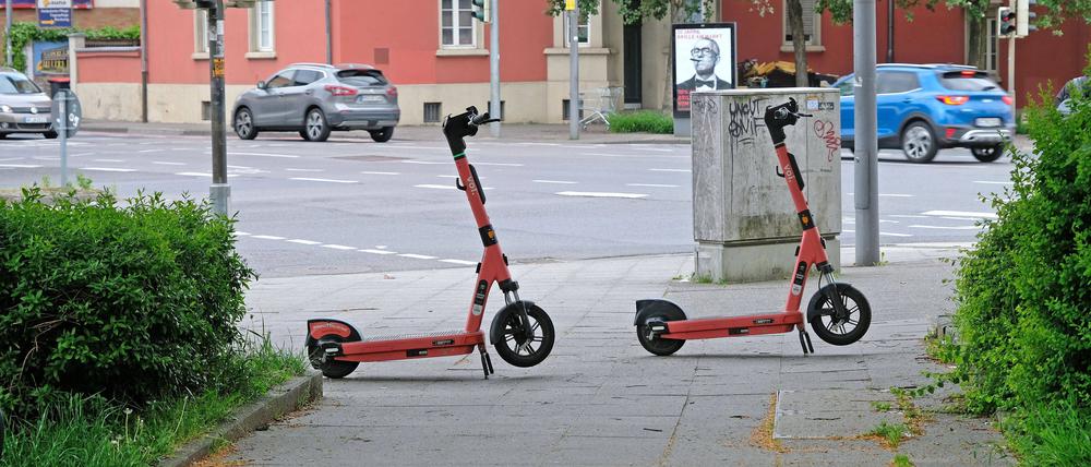 Rücksichtslos abgestellte E-Scooter in Aachen.