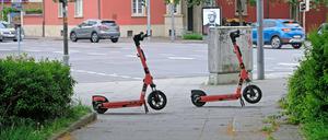 Rücksichtslos abgestellte E-Scooter in Aachen. 