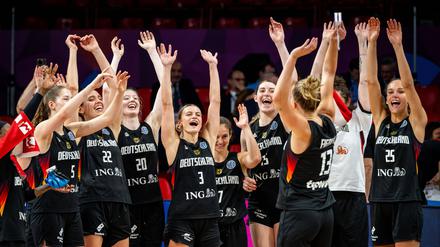 Die deutschen Basketballerinnen feierten nach dem Sieg im Spiel um Platz fünf.