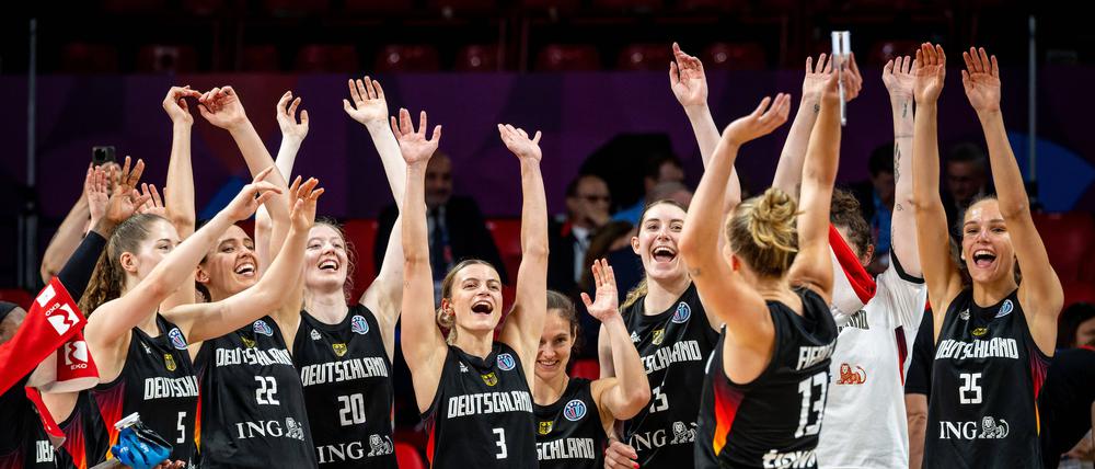 Die deutschen Basketballerinnen feierten nach dem Sieg im Spiel um Platz fünf.