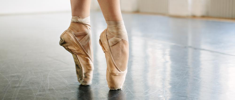 Tänzerin in Spitzenschuhen. Es dauert Jahre zu lernen, auf der Spitze zu stehen.