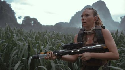 Elitesoldatin Zora (Scarlett Johansson) soll für einen Pharmakonzern Saurier-DNA beschützen.