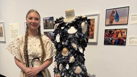 Schwer zu tragen, aber voller Erinnerungen. Marie-Louise Müller und ihr Muschelkleid.
