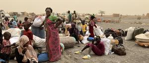Flüchtlinge aus dem Sudan warten nach der Überquerung der Grenze in den Südsudan auf einen Transport in das Transitlager der grenznahen Stadt Renk (Symbolbild).