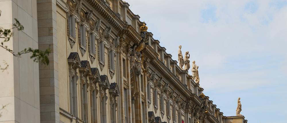 Die letzten der 19 Balustradenfiguren werden auf dem Humboldt Forum installiert.