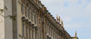Die letzten der 19 Balustradenfiguren werden auf dem Humboldt Forum installiert.