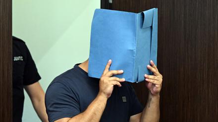 Der Angeklagte wird in den Gerichtssaal geführt. Der Angeklagte erreichte unter dem Namen «Abdelhamid» als Prediger bei Tiktok und Instagram Hunderttausende Follower. 
