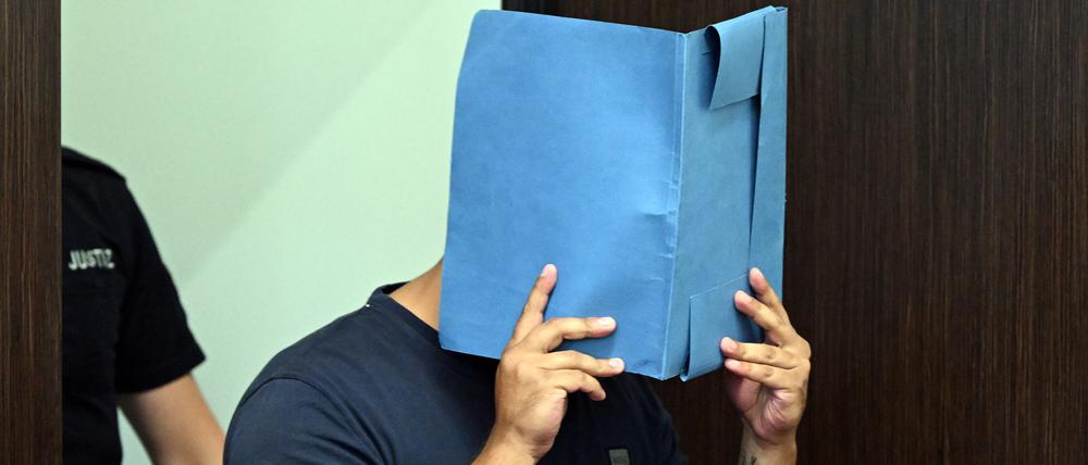 Der Angeklagte wird in den Gerichtssaal geführt. Der Angeklagte erreichte unter dem Namen «Abdelhamid» als Prediger bei Tiktok und Instagram Hunderttausende Follower.