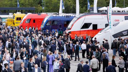 Besucher auf der InnoTrans-Messe in Berlin 2024. 