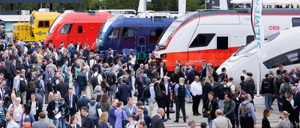 Besucher auf der InnoTrans-Messe in Berlin 2024. 