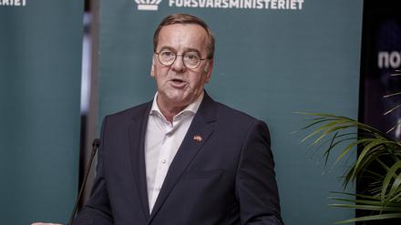 Der deutsche Verteidigungsminister bei einer Pressekonferenz in Dänemark.