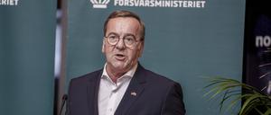 Der deutsche Verteidigungsminister bei einer Pressekonferenz in Dänemark.