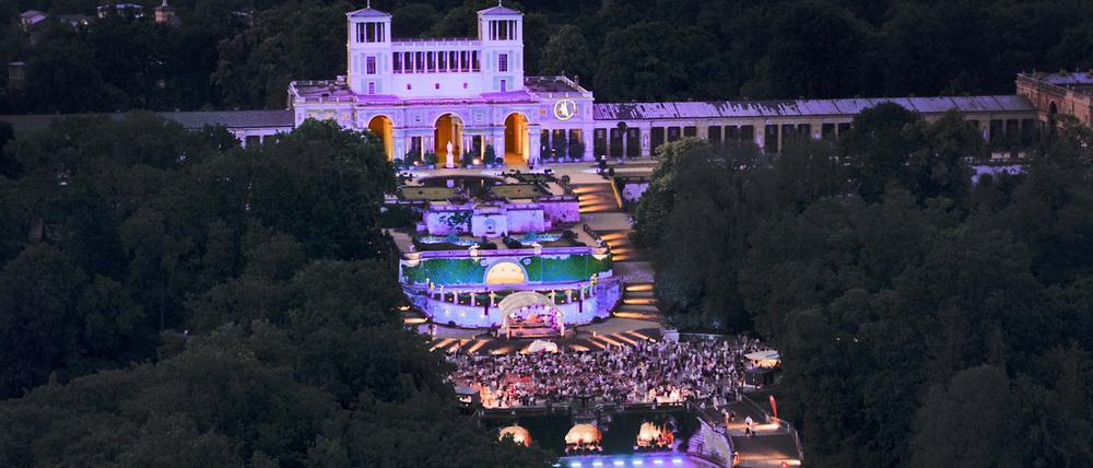 Musikfestspiele vor dem illuminierten Orangerieschloss in Potsdam