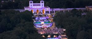 Musikfestspiele vor dem illuminierten Orangerieschloss in Potsdam