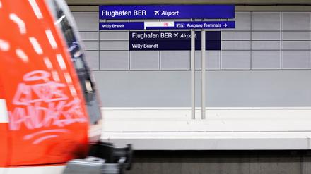 Ein Zug fährt am menschenleeren Bahnhof am Flughafen BER ein. 
