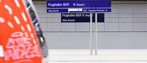 Ein Zug fährt am menschenleeren Bahnhof am Flughafen BER ein. 