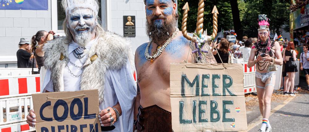 Cool bleiben: Der Appell eines Teilnehmers an einem Christopher Street Day (CSD) in Hamburg. (Illustration)