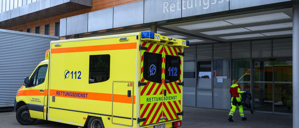 Die Fahrt mit dem Rettungswagen soll in Brandenburg gebührenfrei bleiben. (Symbolbild)