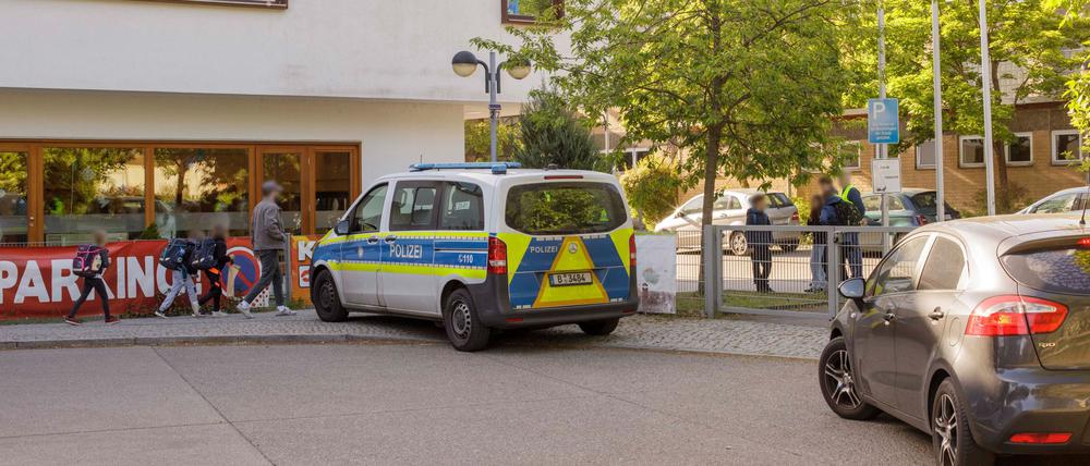 Die Polizei steht vor einer Grundschule im Berliner Bezirk Spandau, wo es zu einem Messerangriff kam. (Archivbild)