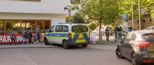 Die Polizei steht vor einer Grundschule im Berliner Bezirk Spandau, wo es zu einem Messerangriff kam. (Archivbild) 