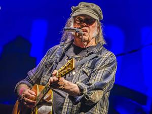 Wut im Bauch: Neil Young auf dem Glastonbury Festival 2025