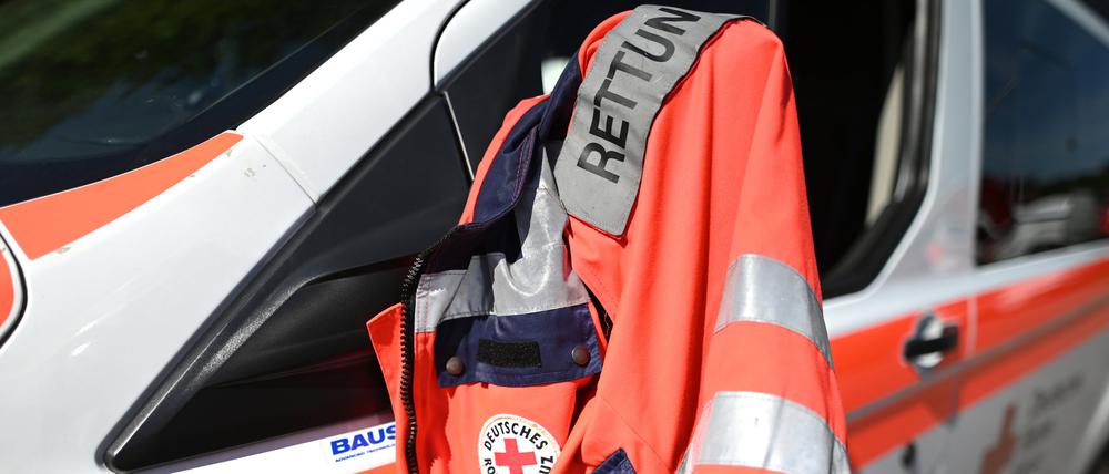 ARCHIV - 01.06.2019, Baden-Württemberg, Freiburg: Eine Jacke eines Rettungssanitäters des Deutschen Roten Kreuzes hängt am Fenster eines Krankenwagens. (zu dpa: «Auto mit zu vielen Insassen verunglückt - neun Verletzte») Foto: Patrick Seeger/dpa +++ dpa-Bildfunk +++