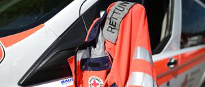 ARCHIV - 01.06.2019, Baden-Württemberg, Freiburg: Eine Jacke eines Rettungssanitäters des Deutschen Roten Kreuzes hängt am Fenster eines Krankenwagens. (zu dpa: «Auto mit zu vielen Insassen verunglückt - neun Verletzte») Foto: Patrick Seeger/dpa +++ dpa-Bildfunk +++
