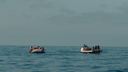 Die Hilfsorganisation Sea-Watch hat am 16. Juni 53 Migrantinnen und Migranten aus Seenot im zentralen Mittelmeer gerettet.