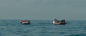Die Hilfsorganisation Sea-Watch hat Migranten aus einem Schlauchboot im zentralen Mittelmeer gerettet. 