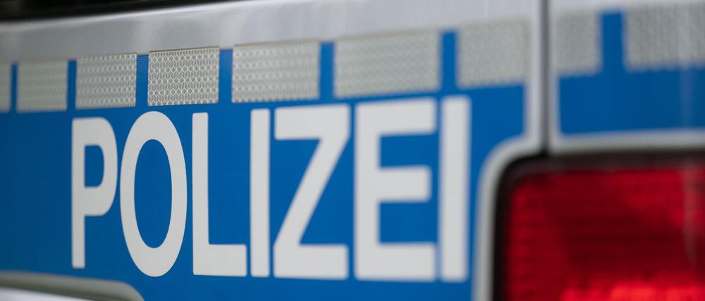 Die Polizei sucht mit einem Dutzend Streifenwagen nach dem vermeintlich entführten Kind. (Symbolbild)