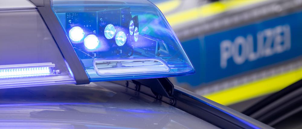 Ein Blaulicht auf dem Dach eines Polizeifahrzeugs.