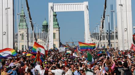 Menschen überqueren die Elisabethbrücke während des Budapest Pride March in Budapest.