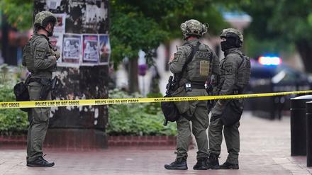 Beamte der Strafverfolgungsbehörden ermitteln nach einem Angriff auf der Pearl Street Mall.