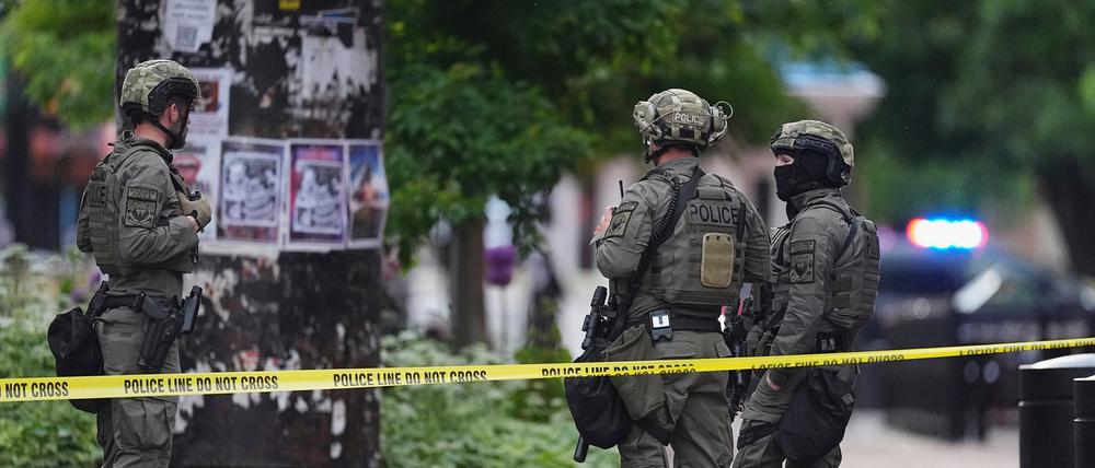 Beamte der Strafverfolgungsbehörden ermitteln nach einem Angriff auf der Pearl Street Mall.
