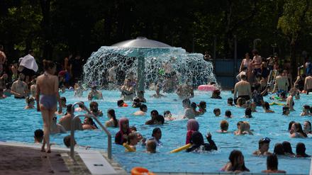 Das Sommerbad Kreuzberg ist gut besucht bei hochsommerlichen Temperaturen. (Archivbild) 