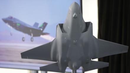 Das Modell des amerikanischen Tarnkappenbombers F35 - in Weeze soll künftig dessen Rumpfmittelteil gefertigt werden.