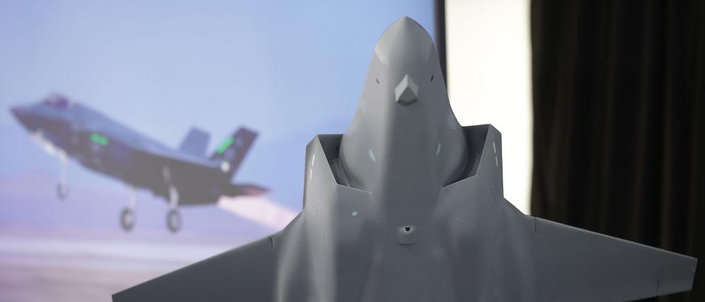 Das Modell des amerikanischen Tarnkappenbombers F35 - in Weeze soll künftig dessen Rumpfmittelteil gefertigt werden.