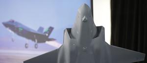 Das Modell des amerikanischen Tarnkappenbombers F35 - in Weeze soll künftig dessen Rumpfmittelteil gefertigt werden.