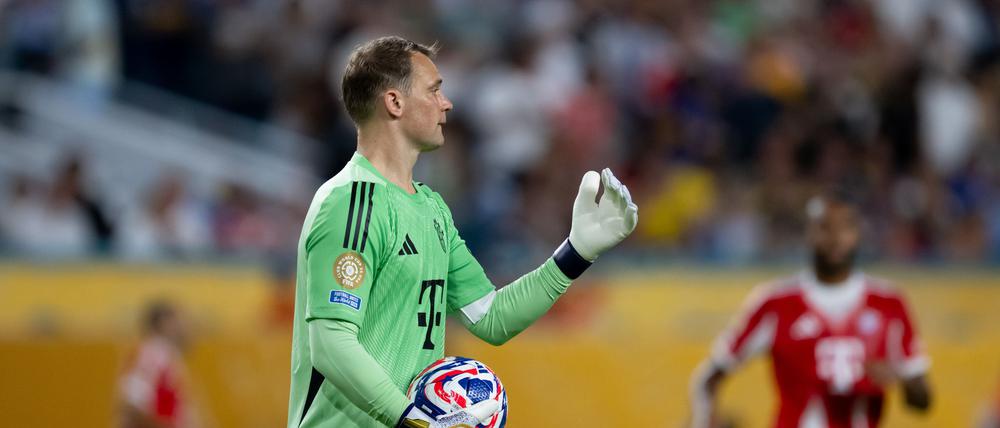 Torhüter wie Manuel Neuer dürfen den Ball acht Sekunden in der Hand halten.