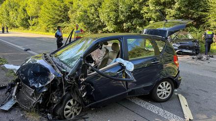 Nach dem Frontalzusammenstoß zweier Fahrzeuge auf der Bundesstraße B54 ist ein fünfjähriges Kind ums Leben gekommen, drei Erwachsene wurden schwer verletzt. 