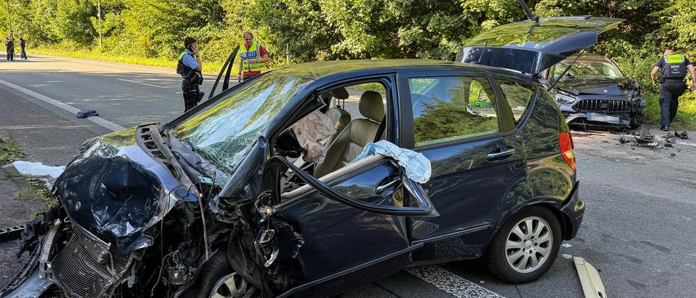 Nach dem Frontalzusammenstoß zweier Fahrzeuge auf der Bundesstraße B54 ist ein fünfjähriges Kind ums Leben gekommen, drei Erwachsene wurden schwer verletzt.