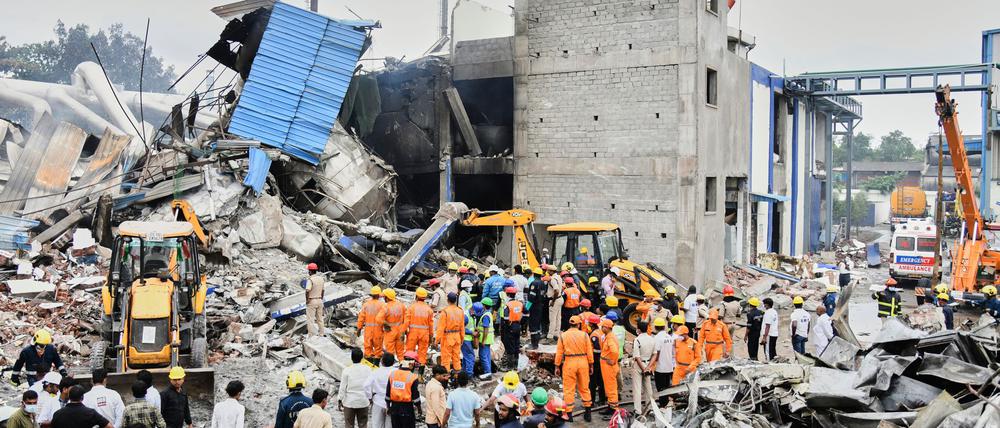 Rettungskräfte suchen nach einer Explosion und einem Brand in einer Pharmafabrik in einem Industriegebiet in der Nähe von Hyderabad nach Überlebenden. (Foto Archiv)