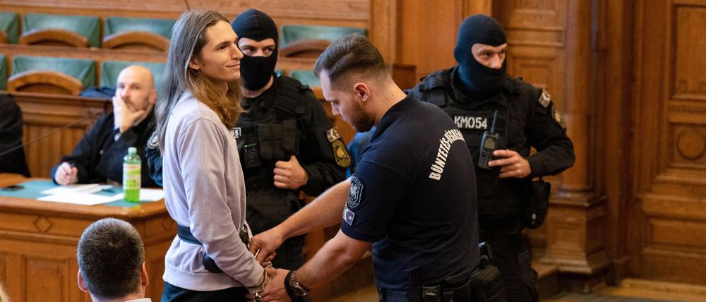 Maja T. werden am 20. Juni die Fesseln abgenommen im Gerichtssaal, wo über den Antrag auf Haftentlassung entschieden wurde. 