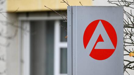 Schild vor der Arbeitsagentur. (Symbolfoto)